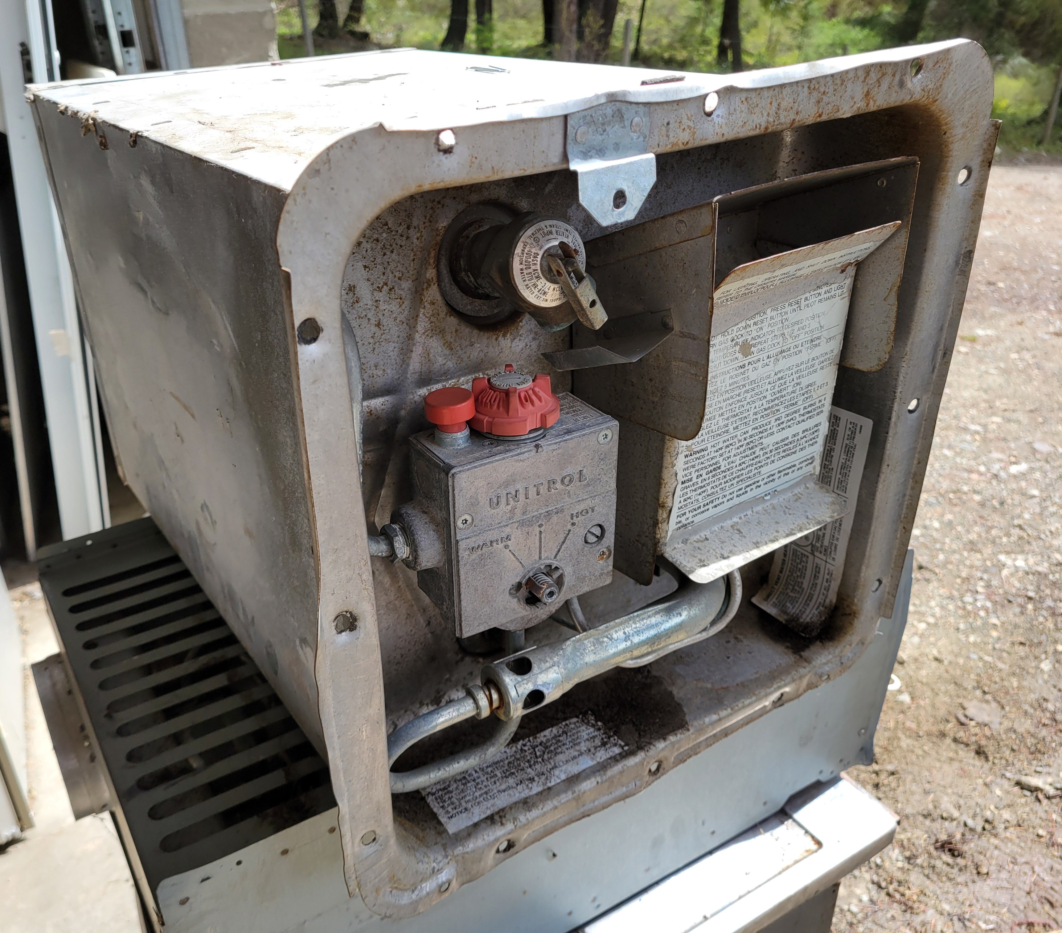 Chauffe-eau au propane et 110 V pour camping-car