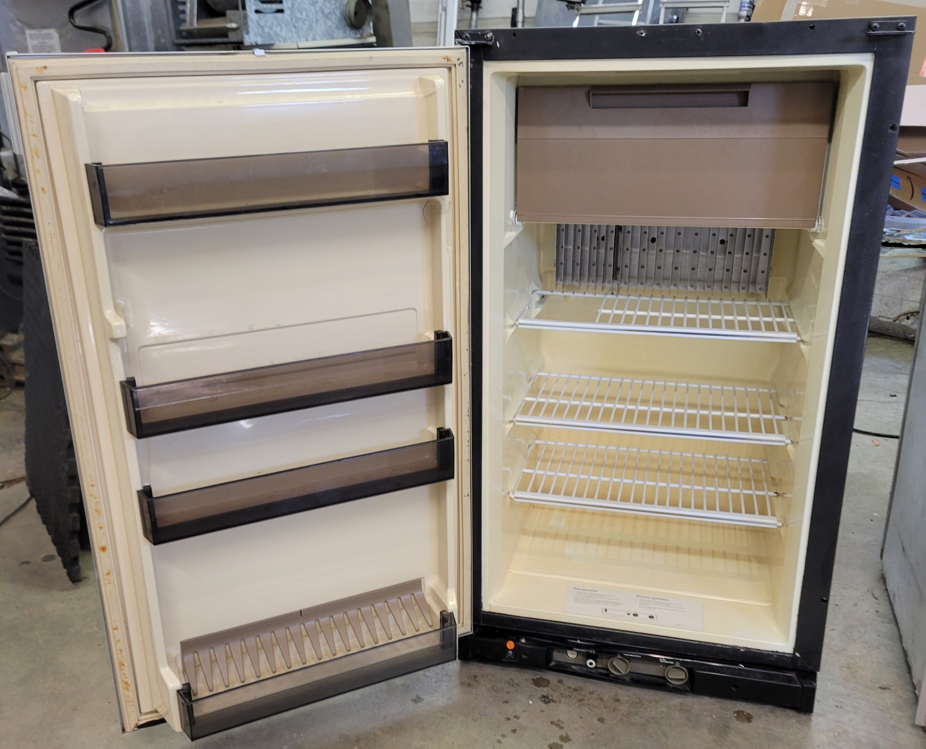 Refrigerador Dometic de 3 vías RM2500, propano, 12 V y 110 V