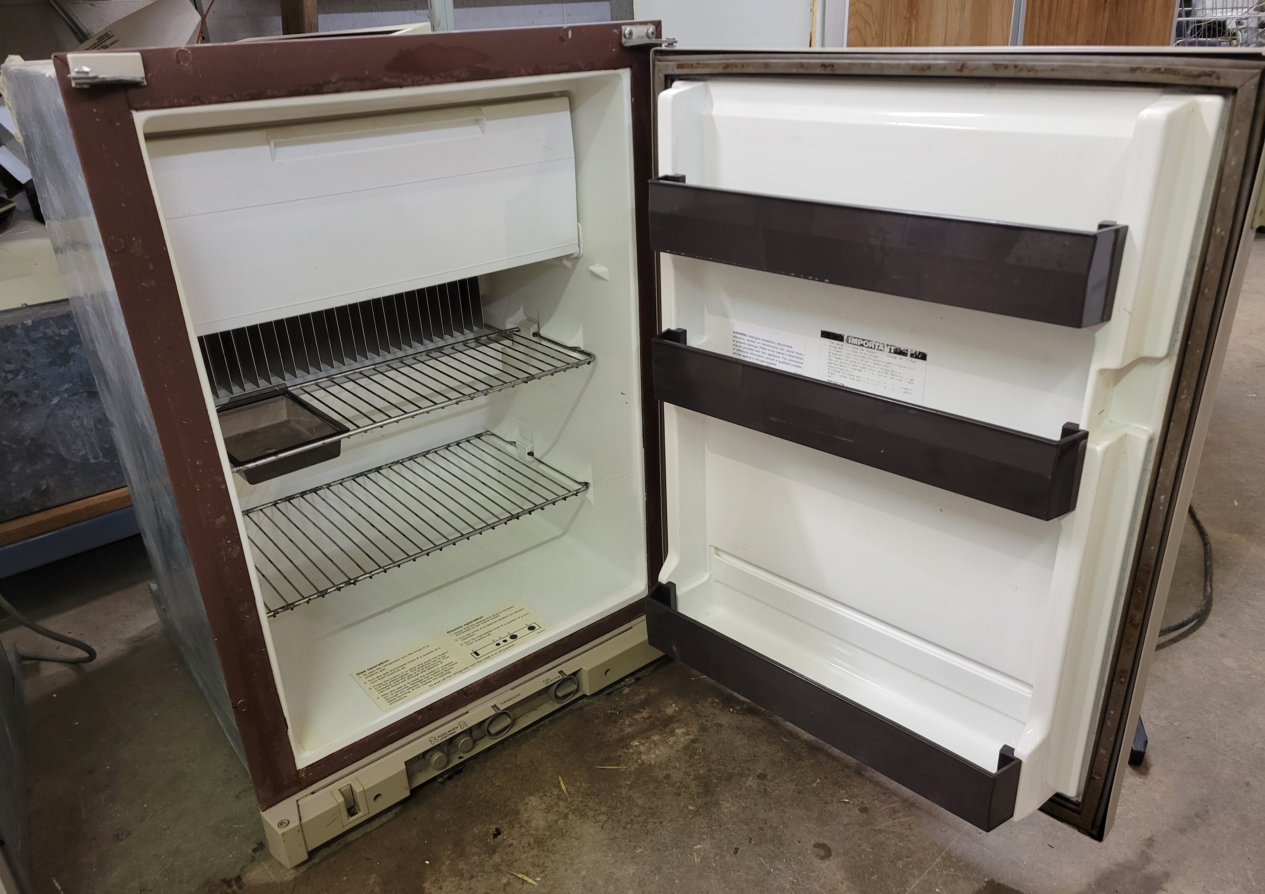 Nevera Dometic RM2310 de propano y eléctrica