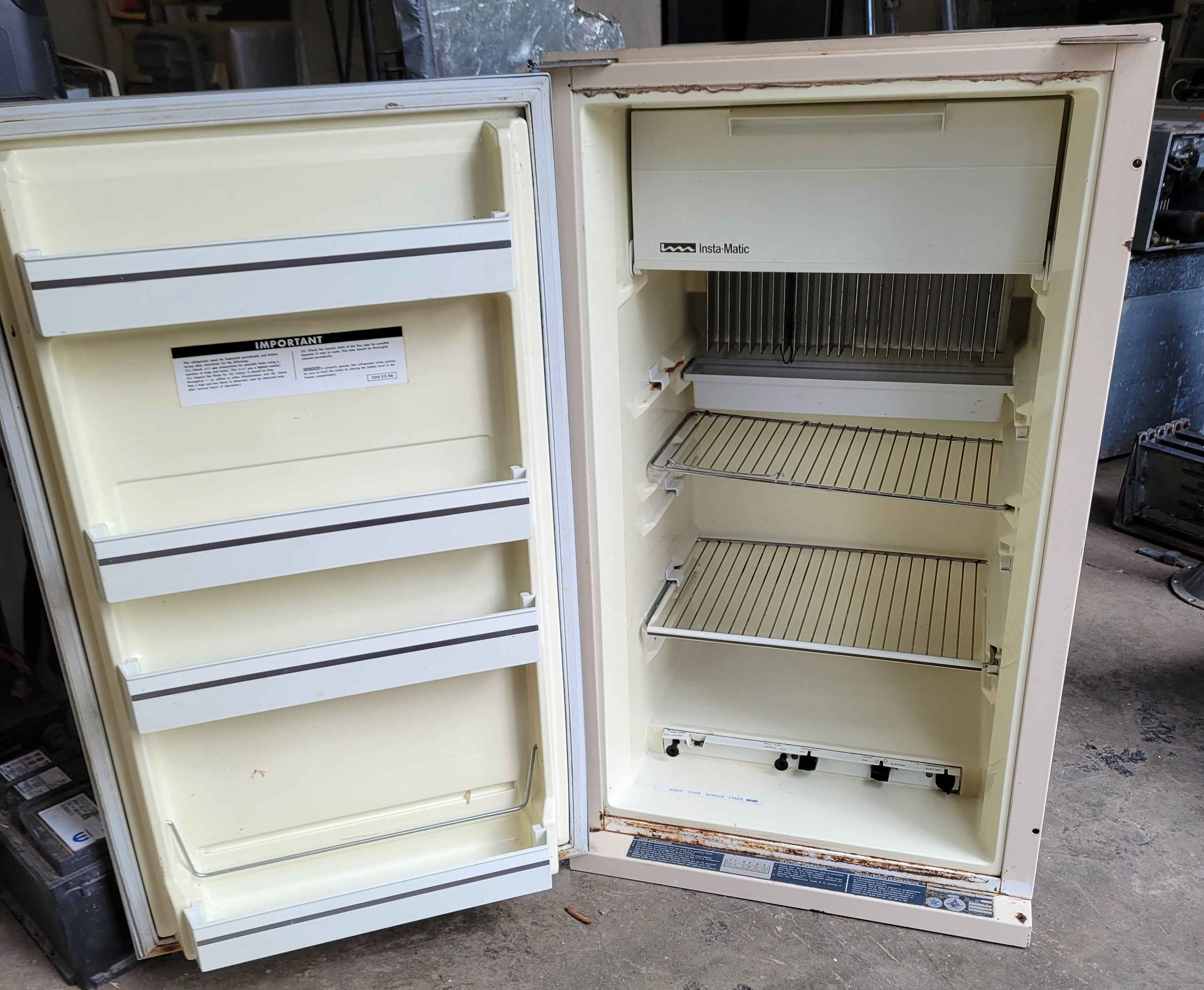 Dometic 3 Way Fridge I6 Propane, 12V and 110V
