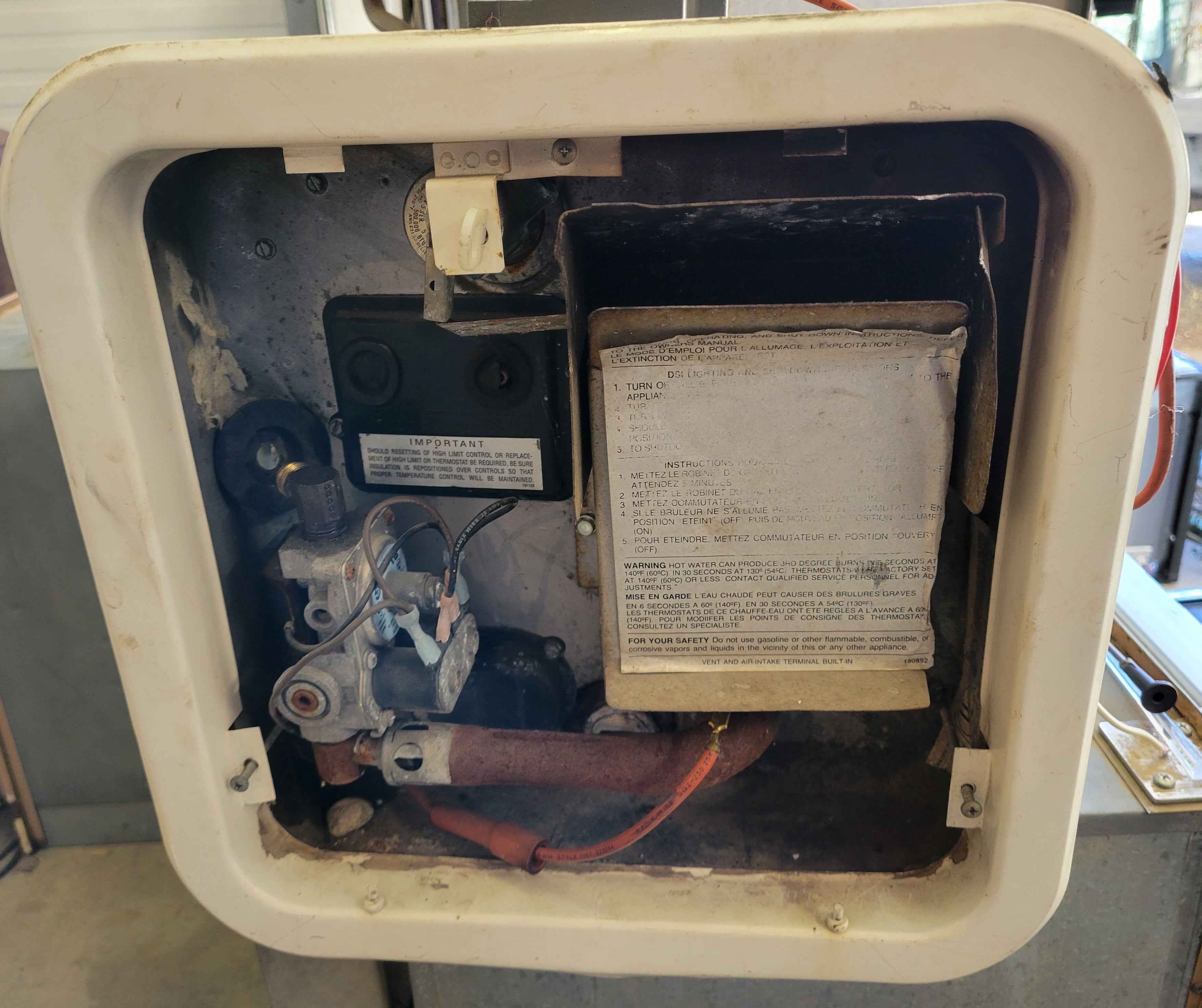 Suburban SW6DE – 6 Gallon RV Hot Water Heater (Propane & Electric)