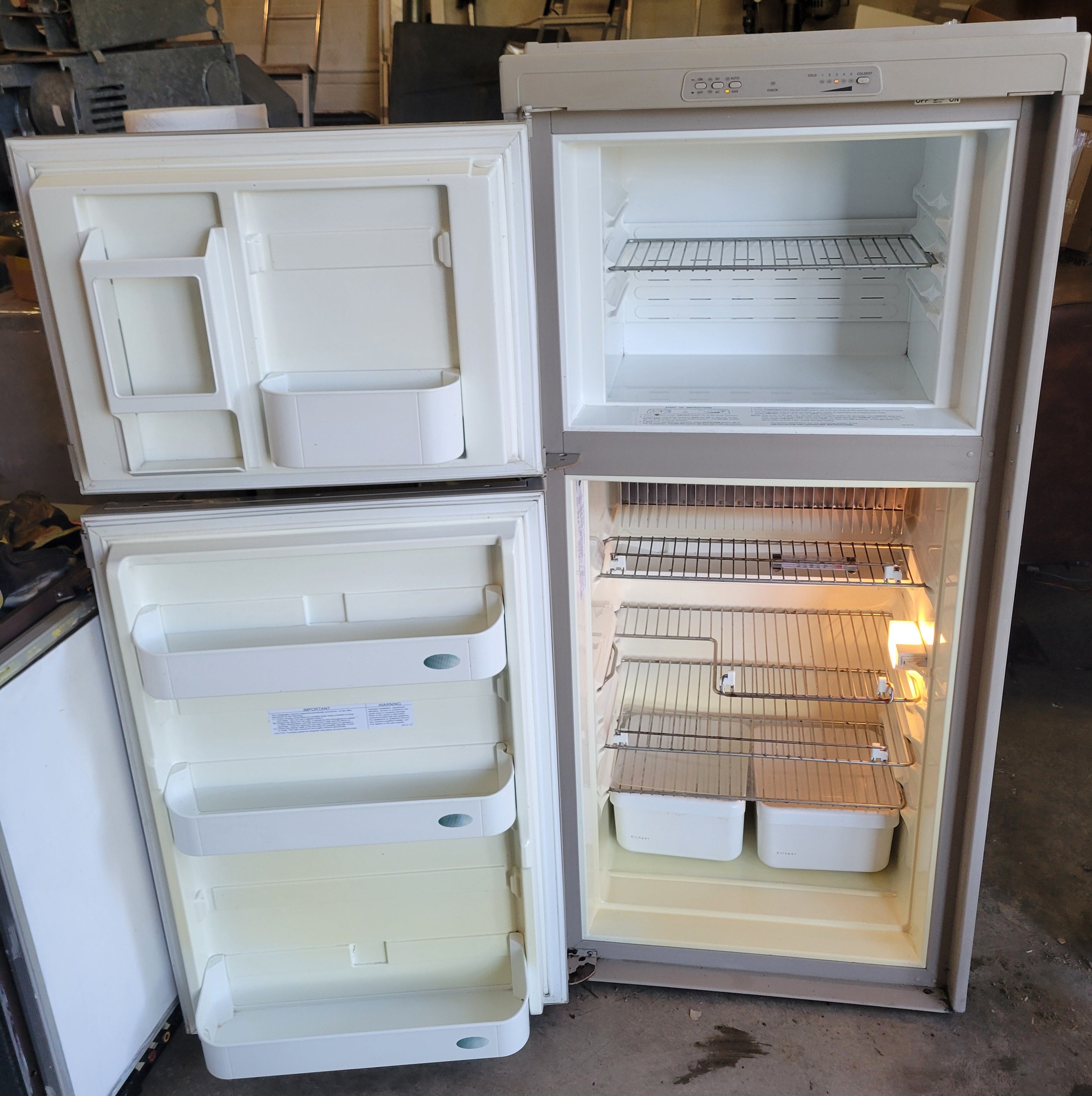 Réfrigérateur Dometic RM3663 à trois voies au propane, 12 V et 110 V