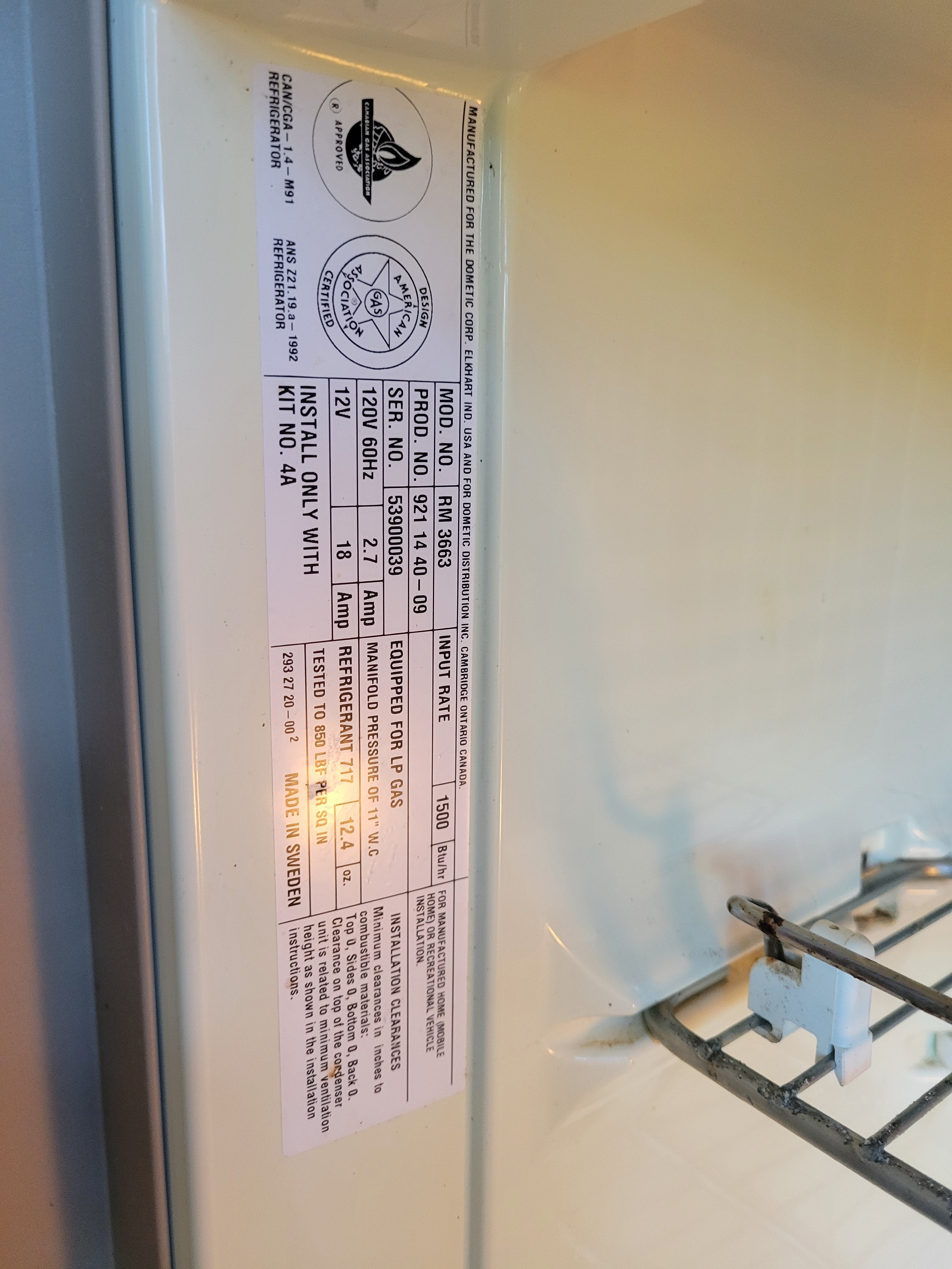 Réfrigérateur Dometic RM3663 à trois voies au propane, 12 V et 110 V