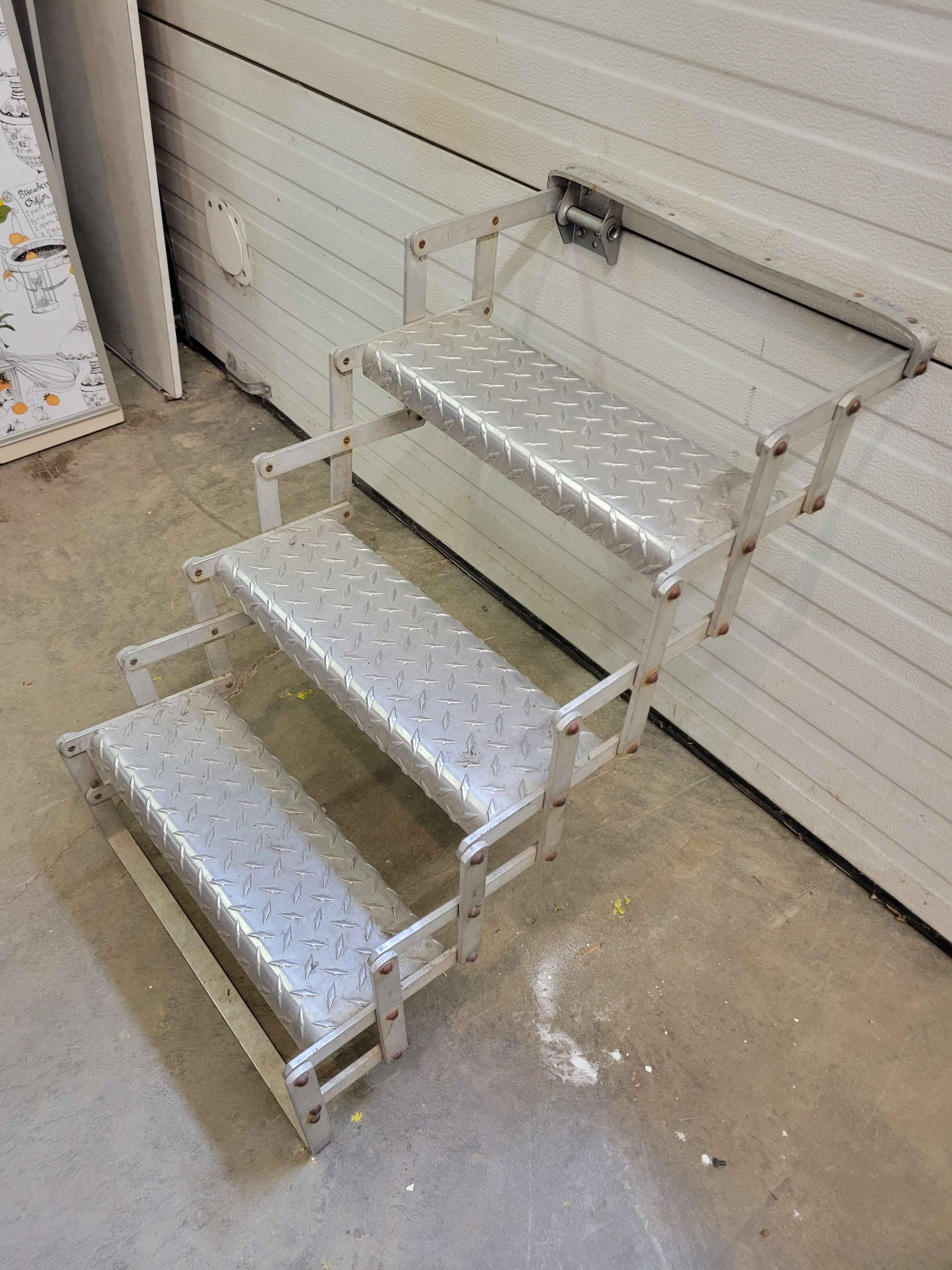 3-Step Aluminum Camper Scissor Stairs – Foldable RV Entry Stairs