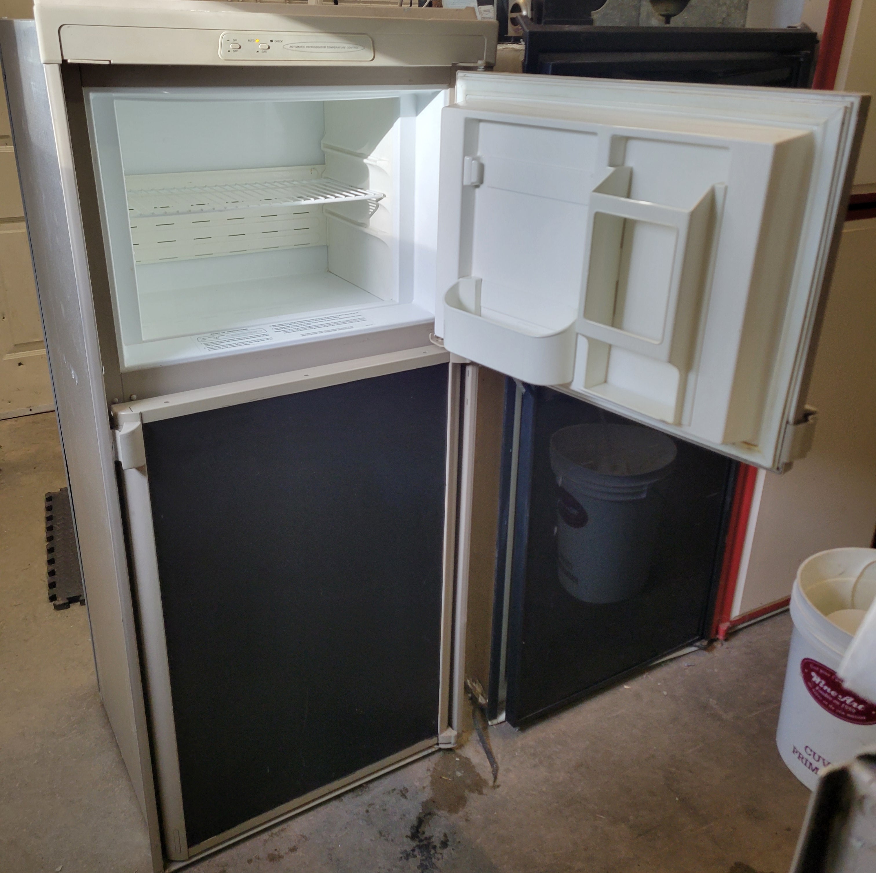 RV Fridge Dometic Rm2652 Propane and Electric 6 Cubic