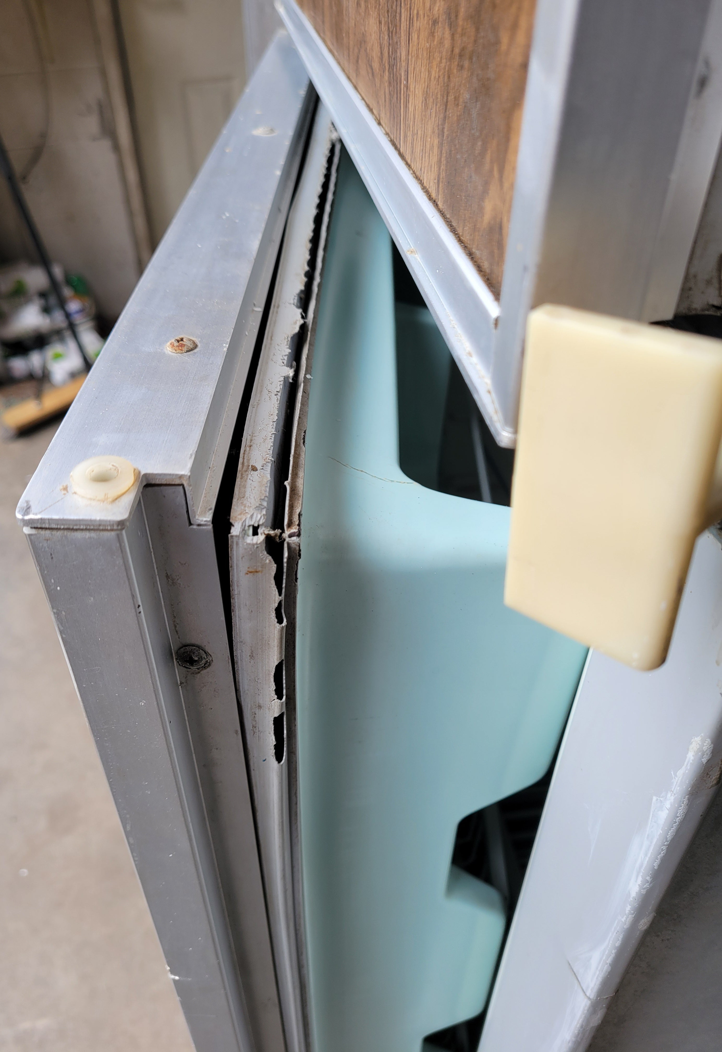 Tedco RV Propane Electric Refrigerator – 2-Way RV Fridge LP Gas / 120v